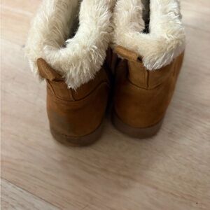 Cat & Jack Tan 5 Big Kids Boots with Cream Fur Lining